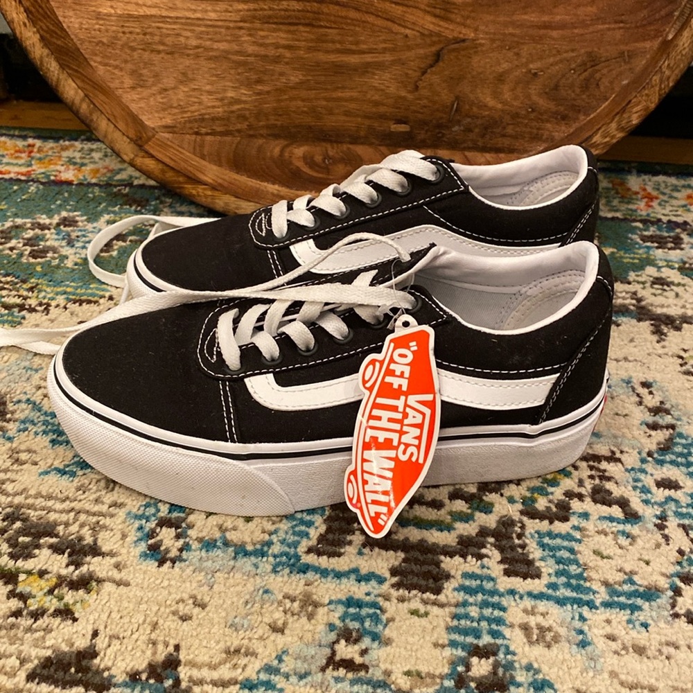 Platform women’s vans 5.5 with tags!